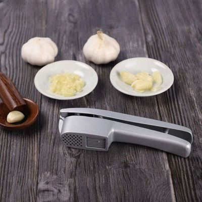 무료 샘플 2 in 1 수동 마늘 프레스 분쇄기 부엌 마늘 썰기 포터블 마늘 썰기 분쇄기 마셔 메이커 채소 도구